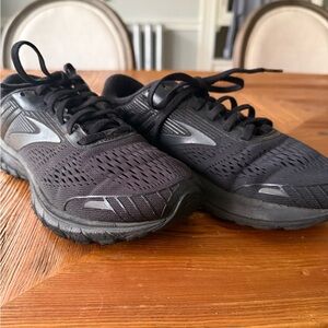 Brooks Adreneline GTS 18 women’s size 8.5